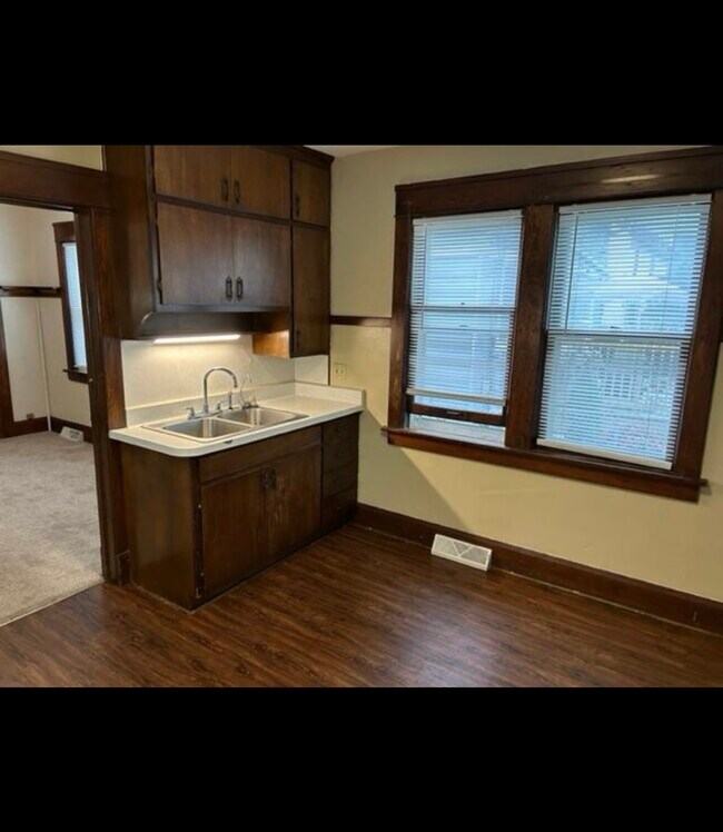 Building Photo - 904 Hayes Ave