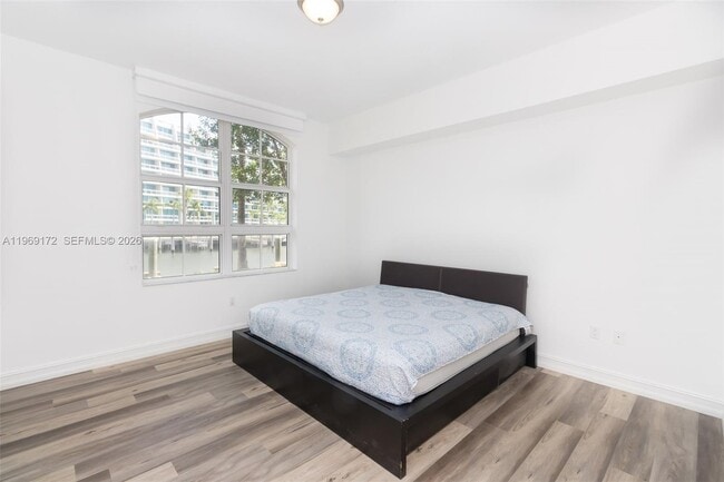 Building Photo - 3001 NE 185th St