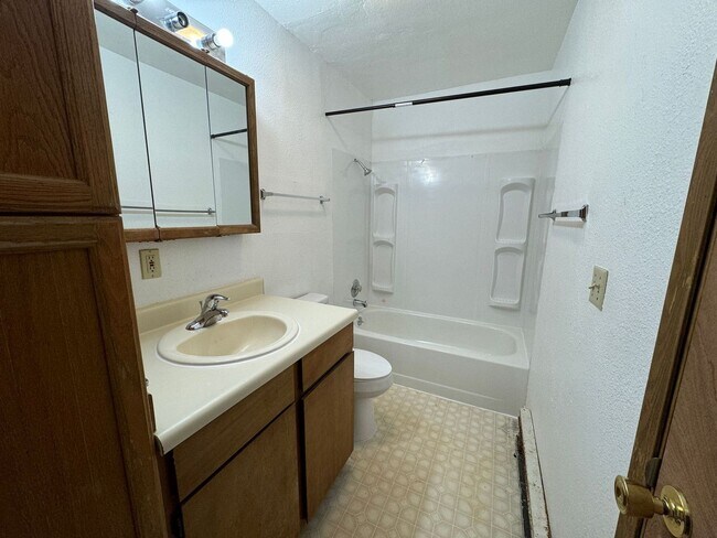 Building Photo - 1 BD, 1 BA Apartment Nestled Back on a Cul-de-Sac