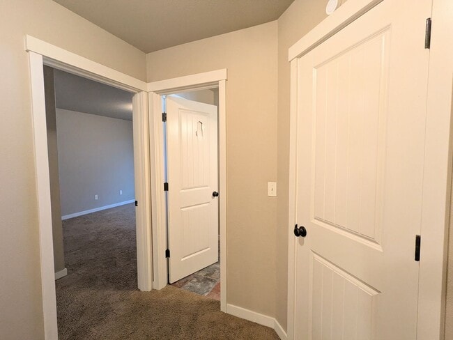 Building Photo - Gorgeous 3x2 townhouse, single-car garage, and two gas fireplaces