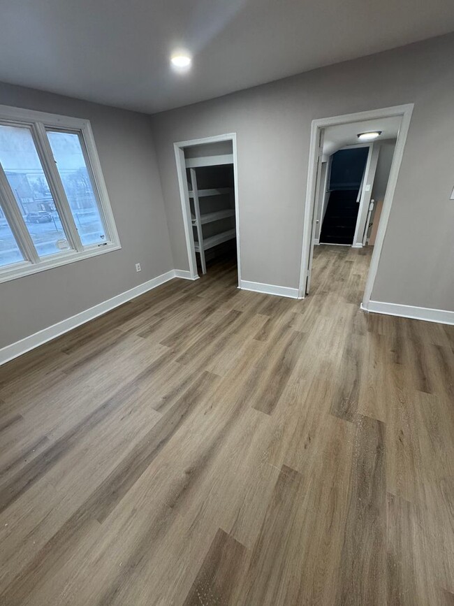 Building Photo - Spacious 6 bedroom - **1 MONTH FREE RENT**