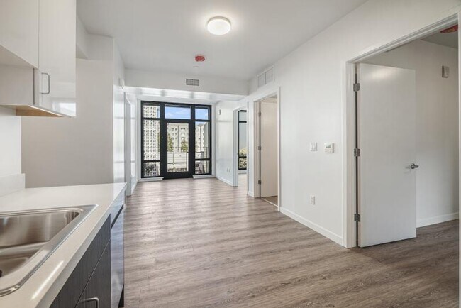 Building Photo - New Contemporary Sunny Apartment With Views