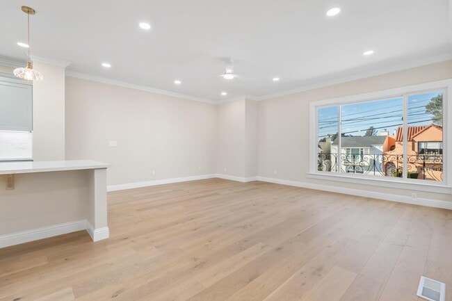 Building Photo - 2546 35th Ave