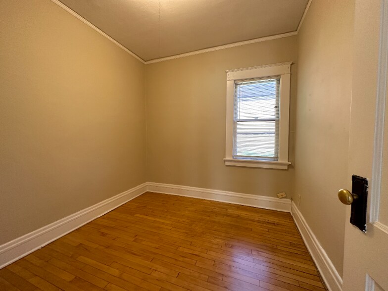 Building Photo - 1704 E Locust St