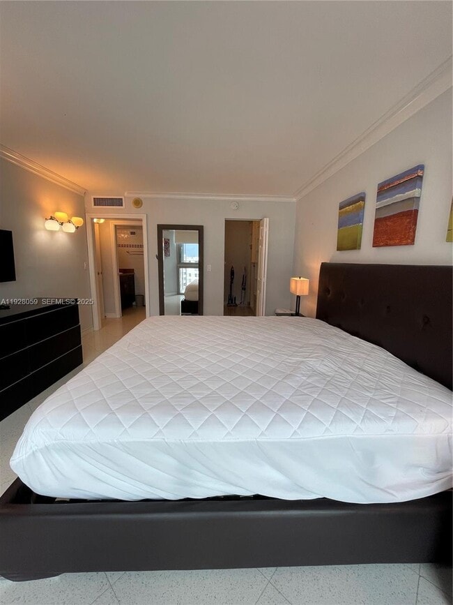 Building Photo - 2655 Collins Ave