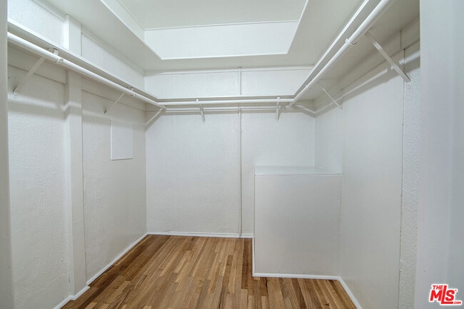 Building Photo - 362 N Mansfield Ave