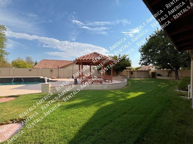 Building Photo - 1243 W Iris Dr