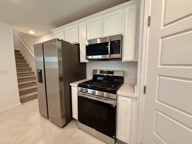 Building Photo - 3 BED 2.5 BATH 2 CAR GARAGE TOWNHOUSE IN CADENCE HENDERSON WITH LOFT