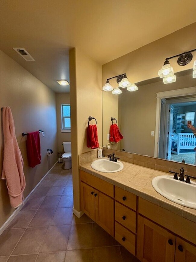 Building Photo - Spacious 3-Bedroom + Bonus Room Home in La...