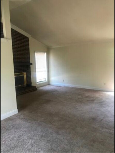 Building Photo - 615 Emerald Dr