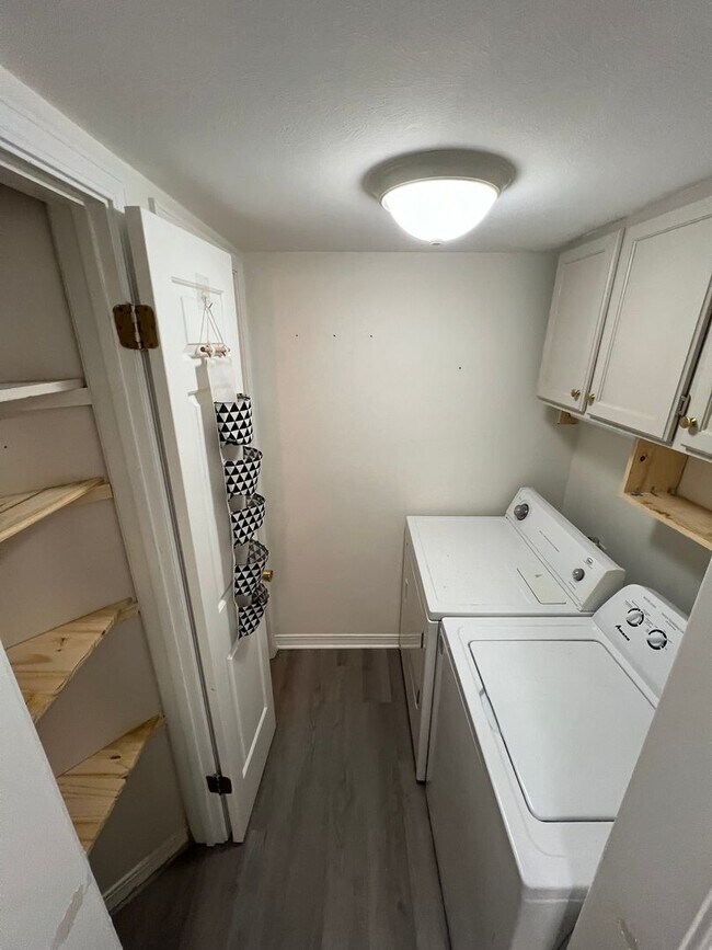 Building Photo - Nice 2 bedroom townhouse ready to go with covered parking!