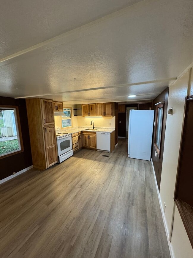 Building Photo - Dawn Ln Properties