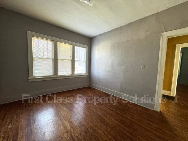 Building Photo - 1400 NW 22nd St