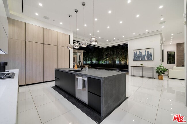 Building Photo - 4458 Mammoth Ave