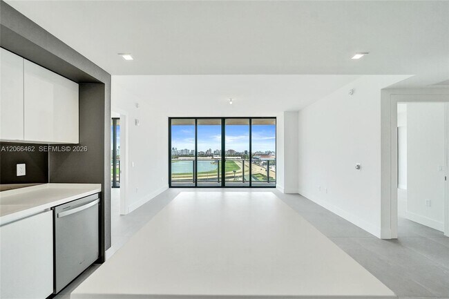 Building Photo - 1170 E Hallandale Beach Blvd