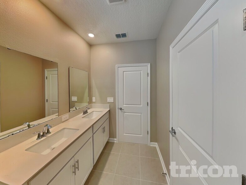 Building Photo - 733 Honeyrock St