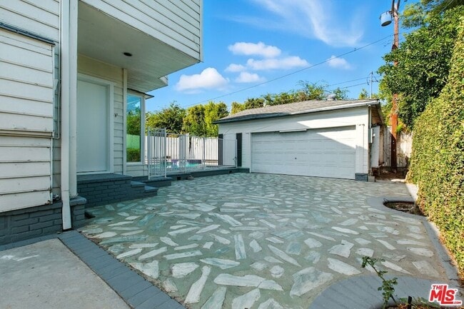 Building Photo - 4640 Laurelgrove Ave