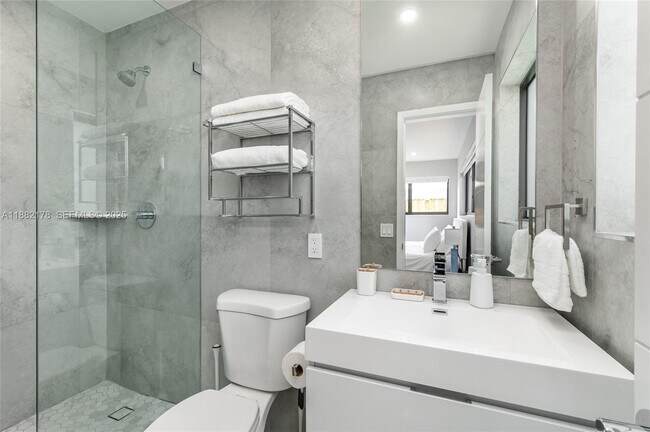 Building Photo - 21230 NE 25th Ct