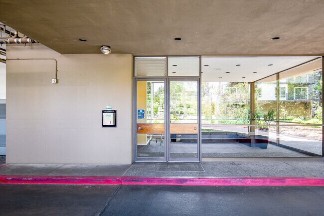 Building Photo - 1736 Oak Creek Dr