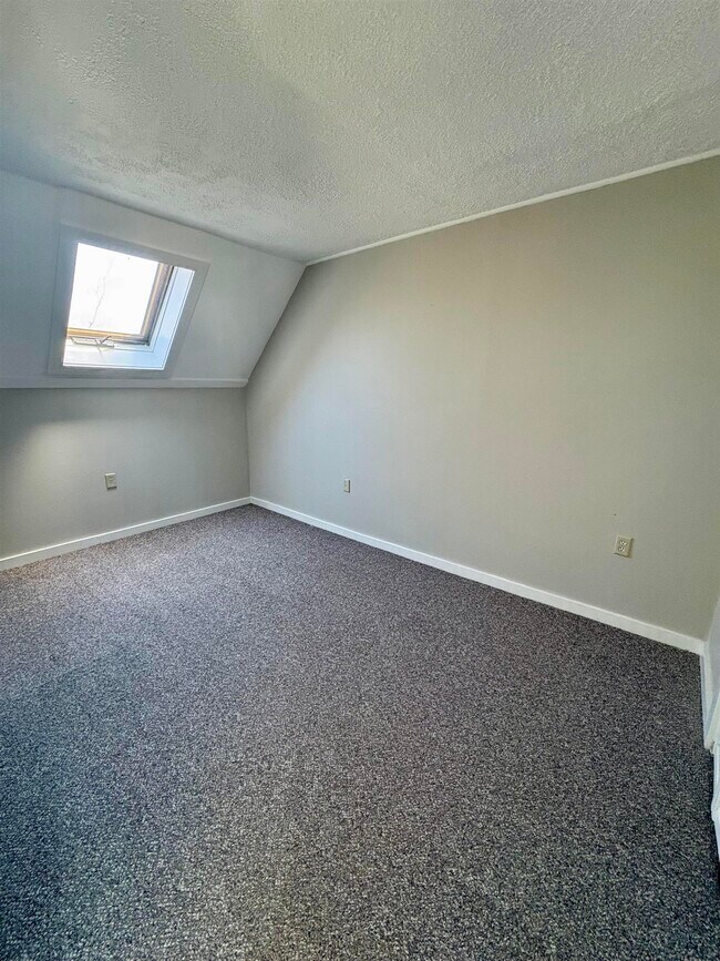 Building Photo - 834 Main St