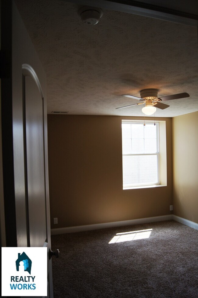 Building Photo - 3 Bedroom Town House in North Lincoln!