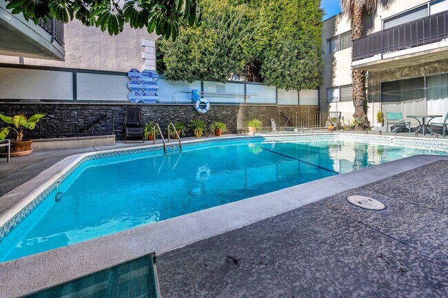 Building Photo - Stunning 2+2 in a mid-century complex