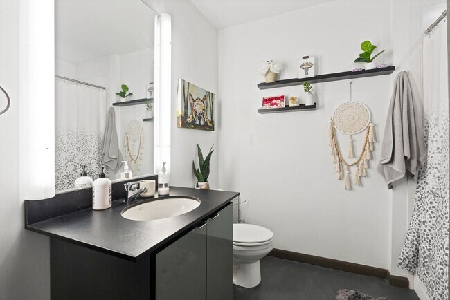 Building Photo - **FURNISHED** Streetcar Lofts studio w/parking/storage/Juliette balcony/fitness center/courtyard ...