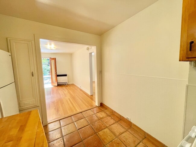 Building Photo - 1BR/1BA Garden Apartment! Laundry! Storage...