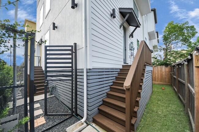 Building Photo - 1044 W 17th St
