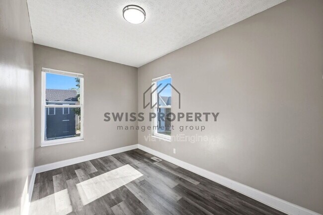 Building Photo - 387 St Clair Ave