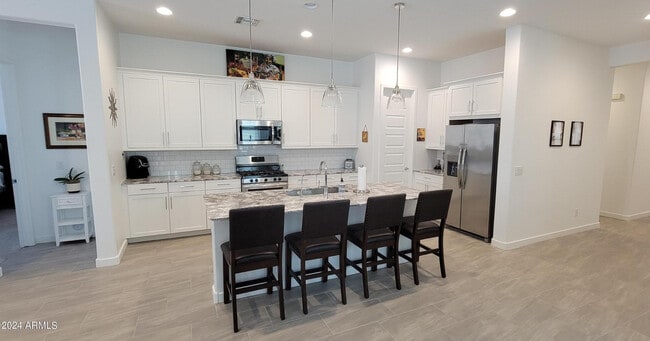 Building Photo - 19610 W Avalon Dr