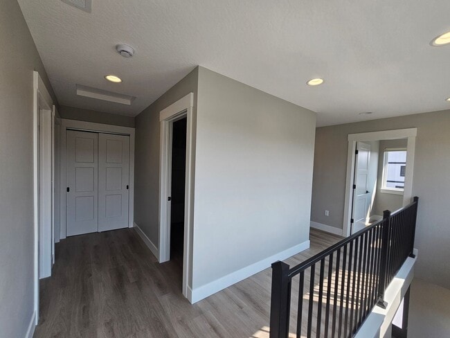 Building Photo - Brand New Townhome