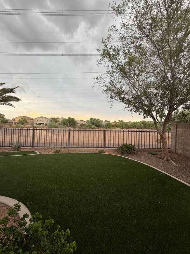 Building Photo - 2741 E Quiet Hollow Ln
