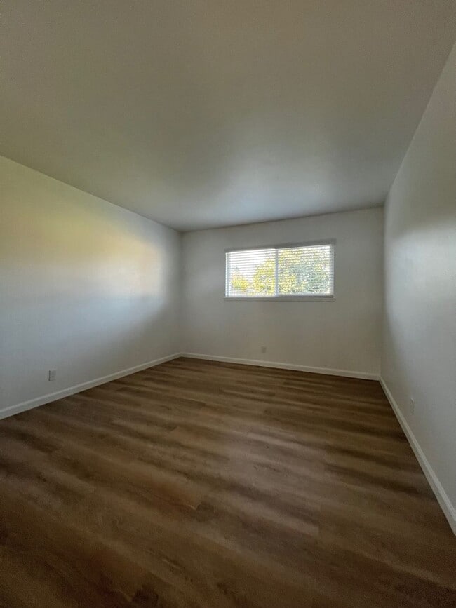 Building Photo - Spacious 4-bedroom, 2.5-bath Home Fountain Valley