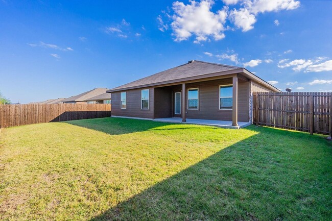 Building Photo - This charming home offers a natural color ...