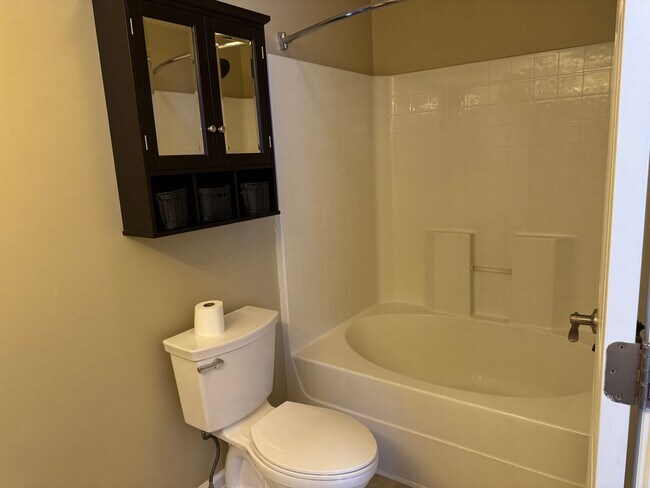 Building Photo - 2BR Townhome in Shadow Glen