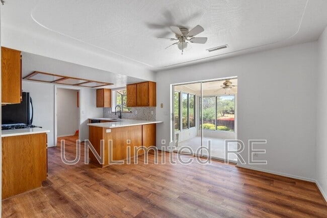 Building Photo - 10305 E Oak Creek Valley Dr