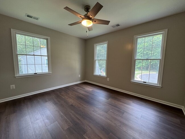 Building Photo - Stunning 4 Bed 3.5 Bath Home With Deck And...