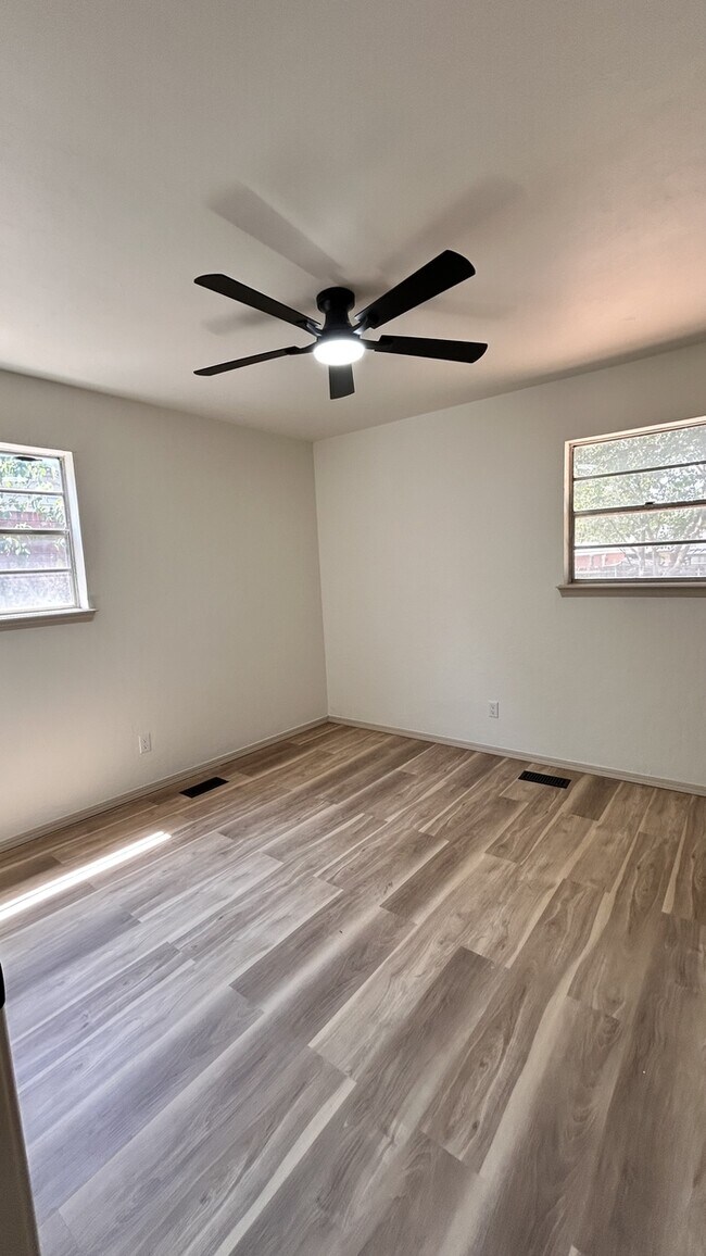 Building Photo - 726 Garden Grove