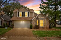 Building Photo - Beautiful 3 bed 2.5 bath