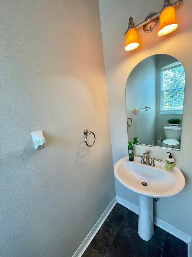 Building Photo - 643 Vallance Way NE