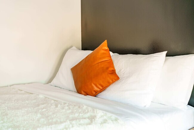 Building Photo - 313 W 4th Ave