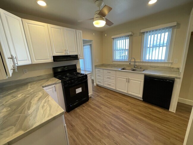 Building Photo - 512-514 N. Pacific Ave.