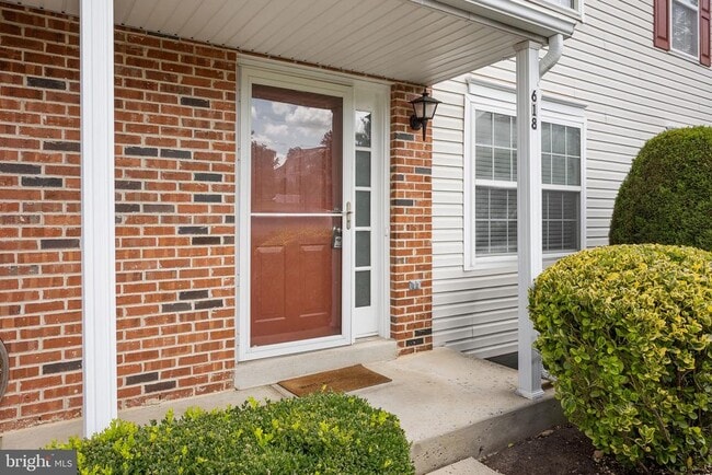 Building Photo - 618 Songbird Ct