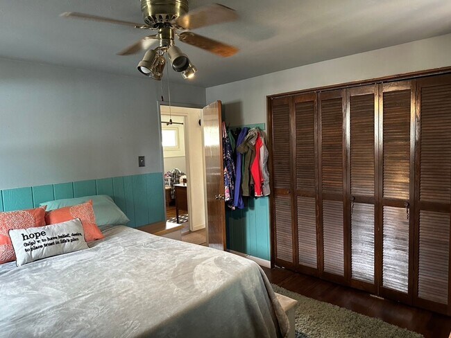 Building Photo - CUTE 3BD RANCHER WITH CHARACTER IN CENTRAL...