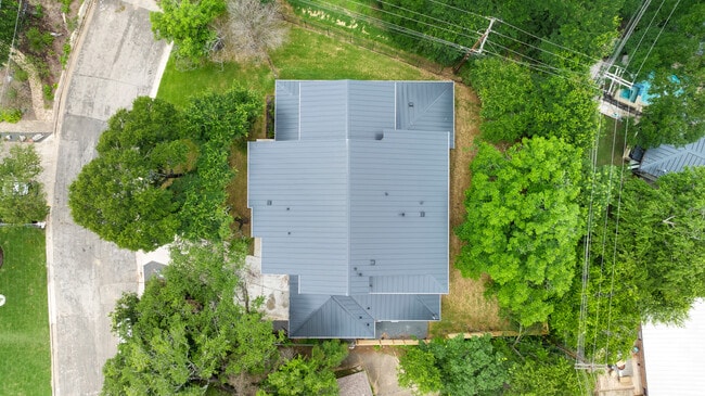 Building Photo - 2504 Bluffview Dr