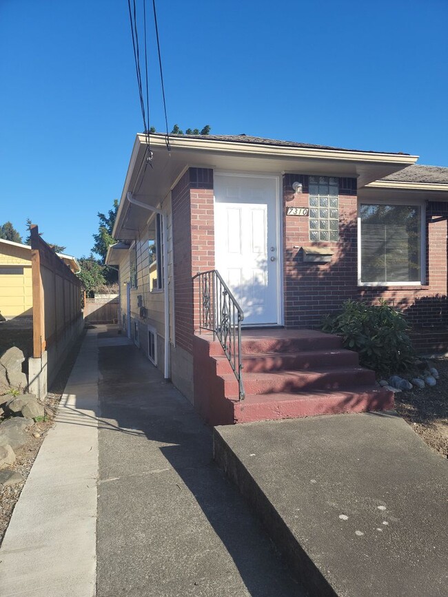 Building Photo - Loyal Heights/Ballard great fully remodele...