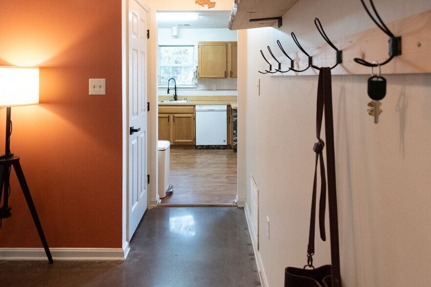 Foyer to kitchen - 3270 Greenwich Ct