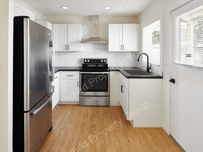 Building Photo - 1135 NE Holland St