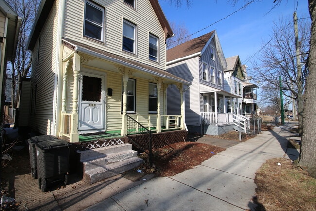 Building Photo - SINGLE FAMILY HOUSE FOR RENT